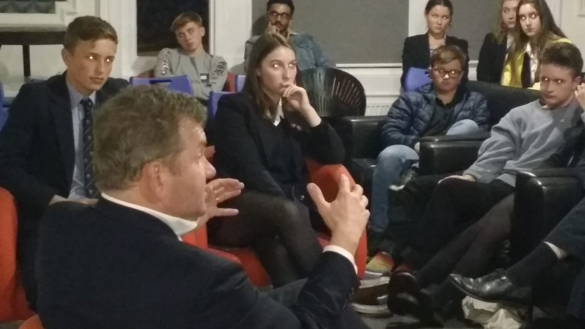 A wide range of issues under discussion with @MrSimonDudley in the Dudley Room tonight! From the UK's housing crisis to Brexit and from Austerity to knife crime in London. Engaged students and an engaging guest!