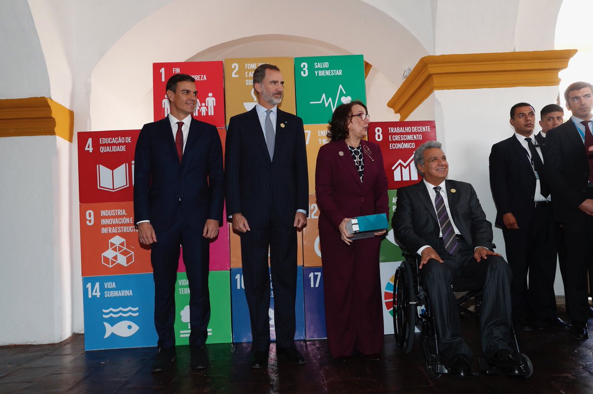 CasaReal's tweet photo. Entrega por parte de la Secretaria General Iberoamericana @RGrynspan del libro sobre las Cumbres Iberoamericanas #26CumbreGT #cumbreiberoamericana2018 #Agenda2030 https://t.co/rcKGBLUJvz https://t.co/Tab1v5lLmM