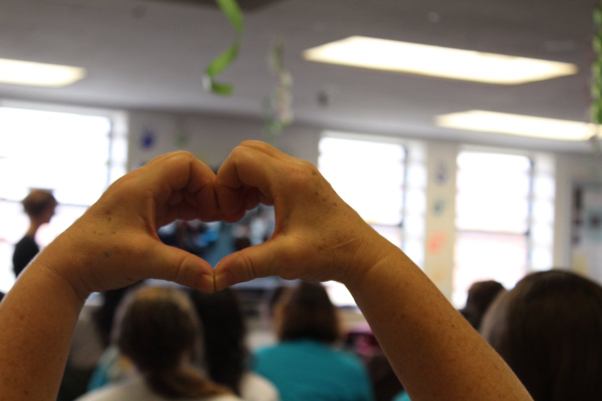 harmonycolumbus's tweet photo. A beautiful day of sewing, singing, and even signing together, all in the name of kindness with ORW, Deaf Initiatives, South High Harmony, and Sunflower Children’s Hospice. @KindColumbus https://t.co/gZwH3p3xZt