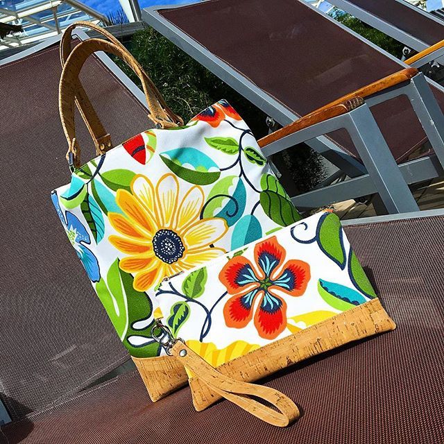 ConchCouture's tweet image. “What a pair-what a pair-what a mighty fine pair!”🎶 This wristlet and medium-sized tote go perfectly together, don’t you think? #perfectforvacation #caribbeancruise #poolchair #islandlifestyle ift.tt/2RYr0PW