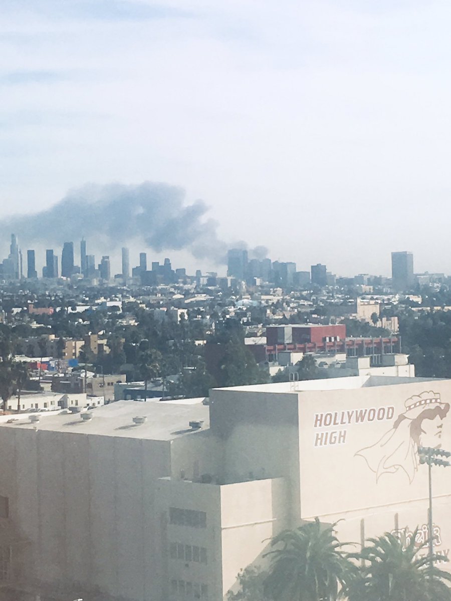 Riahruth's tweet photo. What’s on fire? #downtown #LosAngeles #fire https://t.co/2DfCl8Yent
