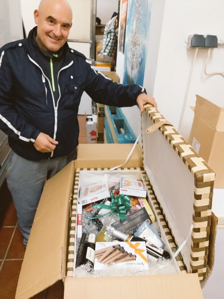 PollosDeLeon's tweet photo. ¡Estas navidades sorteamos un baúl lleno de productos de la tierra! 🎁😊🍾🎉🥂☃️🍷🎄🎁❄
¡¡Acércate a nuestra deliciosa paradina, compra tu número y prueba suerte!! 🍀

#Sorteo #PollosAsados #leonesp #España #Suerte #Navidad #LoteríaDeNavidad #Baúl  #ProductosDeLeon #felizNavidad https://t.co/wcbcPz5mfv