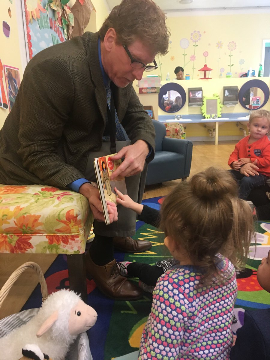 RIKidsCount's tweet photo. Dr. Phillip Thornton at shares the joy of reading at Magic Years in Warwick #SupersRead 💫 #RIReads 📚 #ThinkBabies https://t.co/4eb4Ph1t20