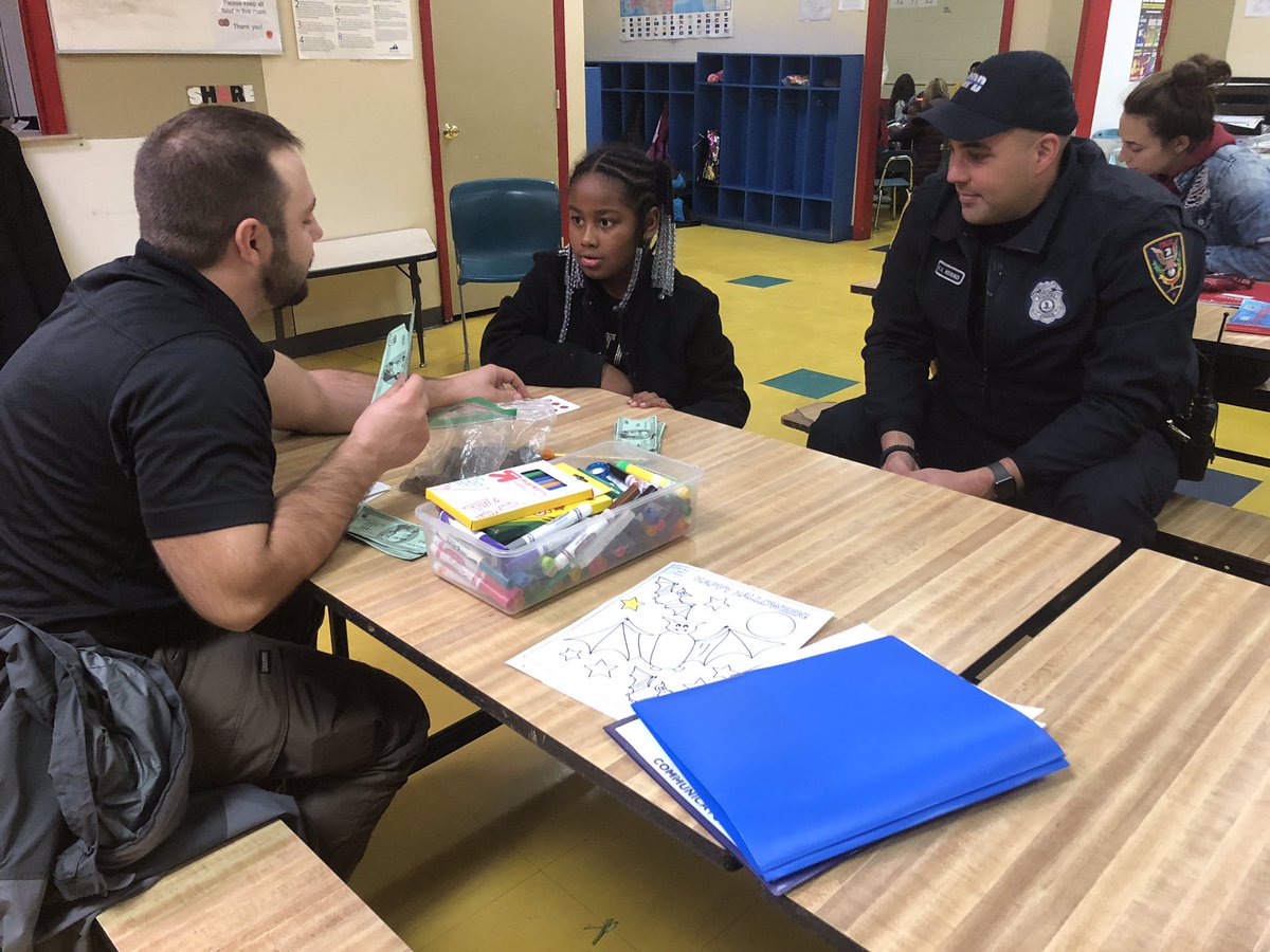 roanokepolice's tweet photo. A great time at the West End Center for these #RPDHomeworkHelpers! Today we practiced some vocabulary words and learned how to count money. https://t.co/qNjYAQBBjU