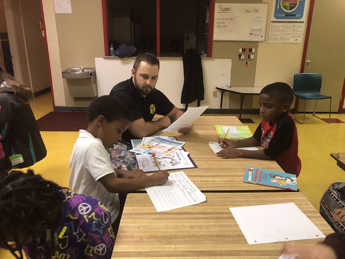 roanokepolice's tweet photo. A great time at the West End Center for these #RPDHomeworkHelpers! Today we practiced some vocabulary words and learned how to count money. https://t.co/qNjYAQBBjU