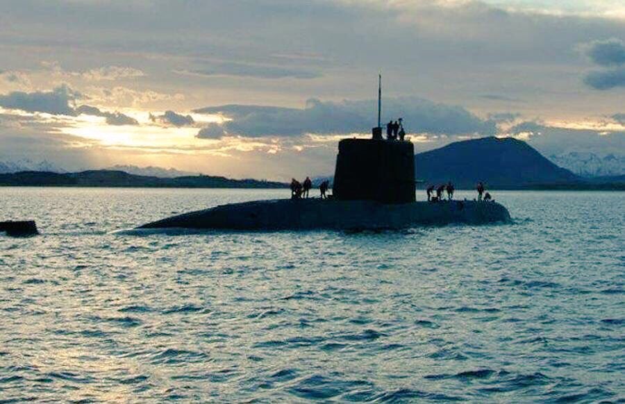 hernanquesada's tweet image. En #Ushuaia los sentimos en el alma, los vimos caminar y sacarse fotos contentos antes de su última inmersión #respeto a ellos y a los #familiares esperamos la verdad Ya!!!!! @Los44AraSJ @MalvinasOficial @Armada_Arg #44Héroesarasanjuan