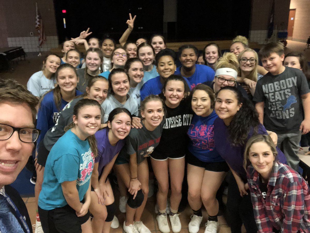 ManuszakEdward's tweet photo. Great visit today with our Varsity Club @DundeeCheer team as they prep for their upcoming season which open on Dec. 14. So proud of this team and coaches! Good luck! @vikings_dundee @2019Dundee @dundeeclass2020 @GoVikingsCoachO https://t.co/NtUFDigTBR