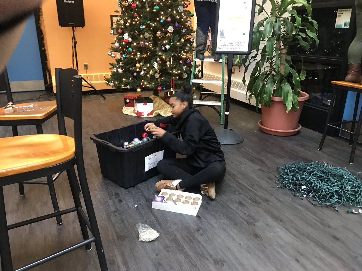 Thank you to everyone who attend our Tree Trimming Party/ Karaoke Power Hour! It was a huge success and a lot of fun!

#naugatuckvalley #naugatuckvalleycommunitycollege #nvcc #sga #christmas