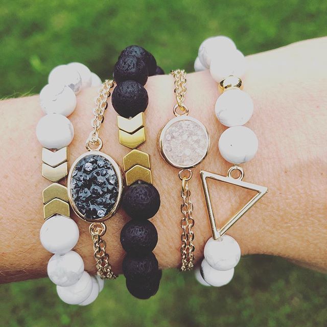 beautyfull2016's tweet image. Anyone have a chic girl in their life? This is our classic black and white stack. I can see it paired with a little black dress this holiday season. #lbd #classicstack #blackandwhite #shoplocalcanada #braceletstacks #canadiandesigner #diffuserbracelet ift.tt/2B8dUd5