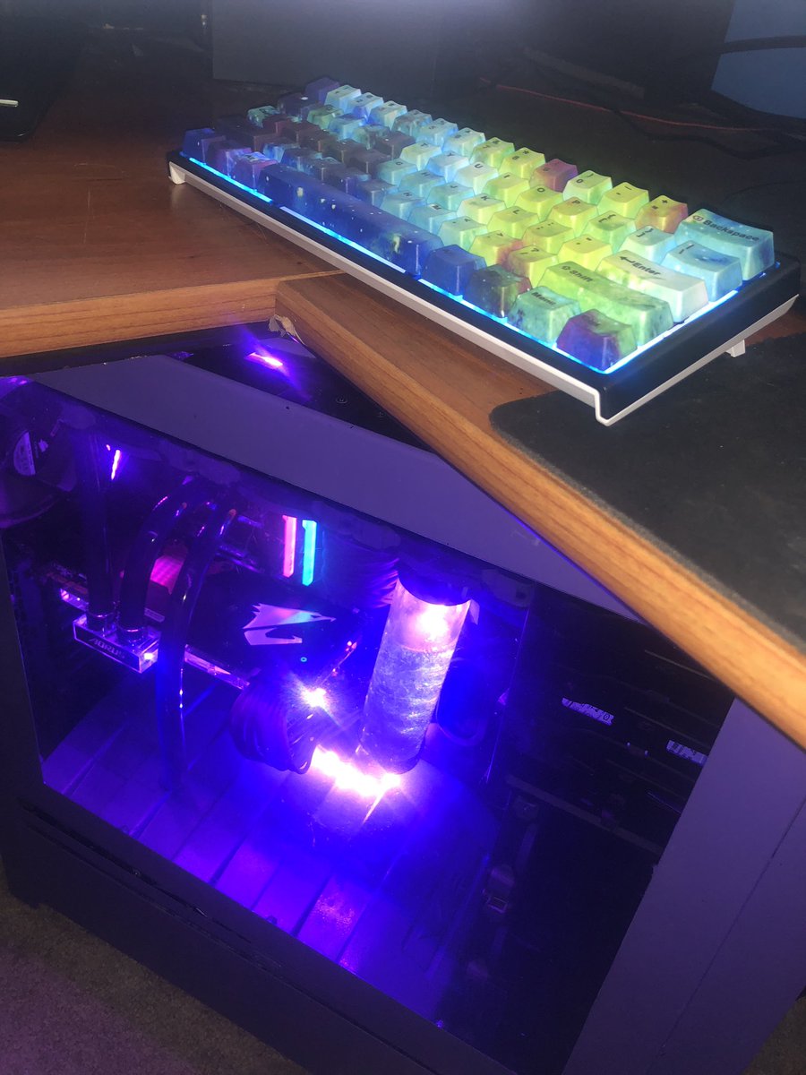 FNFortniteBR's tweet photo. Added a custom PSU/Cable Shroud and Did Some ReRouting On My Tubing after one of my 5 year old pumps finally died on me! What do you guys think? Hit me up if you need a Custom PC Built 😂 #1080ti #8700k #i7 https://t.co/fQ81bN9rvg