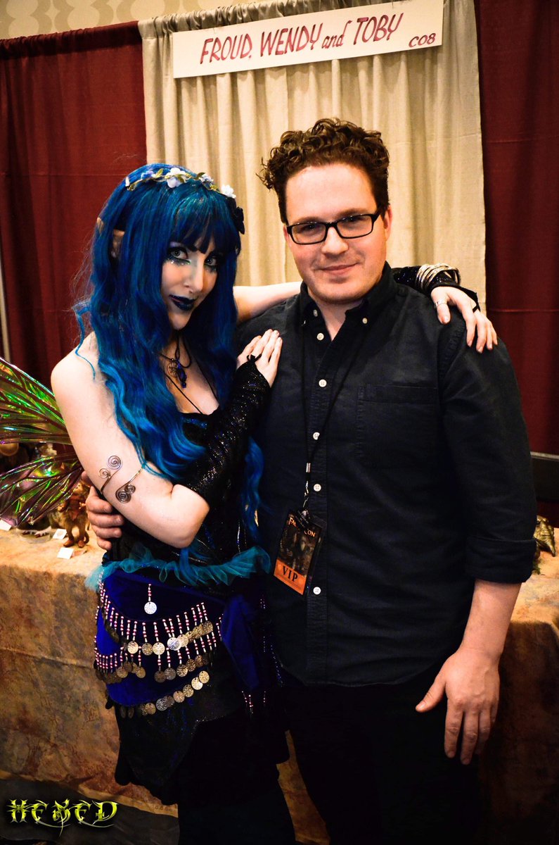 Kittendtv's tweet photo. Faeriecon East Friday night Nov 9 with the awesome Toby Froud puppeteer extraordinaire by Hexed Fantasy Photography #Faeriecon #BlueFaery #Magick #Elfears #Whimsy #FaerieconEast2018 #HexedFantasyPhotography #TobyFroud https://t.co/cKG0j6koot