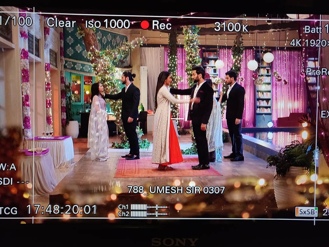 shrenufan_tamil's tweet photo. Awesome pics from set, upcoming @shrenuparikh11 @mansi_srivas
@SurbhiChandna @KUNAL_JAISINGH @NakuulMehta
@Mattooleenesh #shrenuparikh #gaurisinghoberoi #Rikara #AniRiVya #shivOmRu #repost #Starplus #Songseq 😘😍❤ https://t.co/1EGQti2DJh