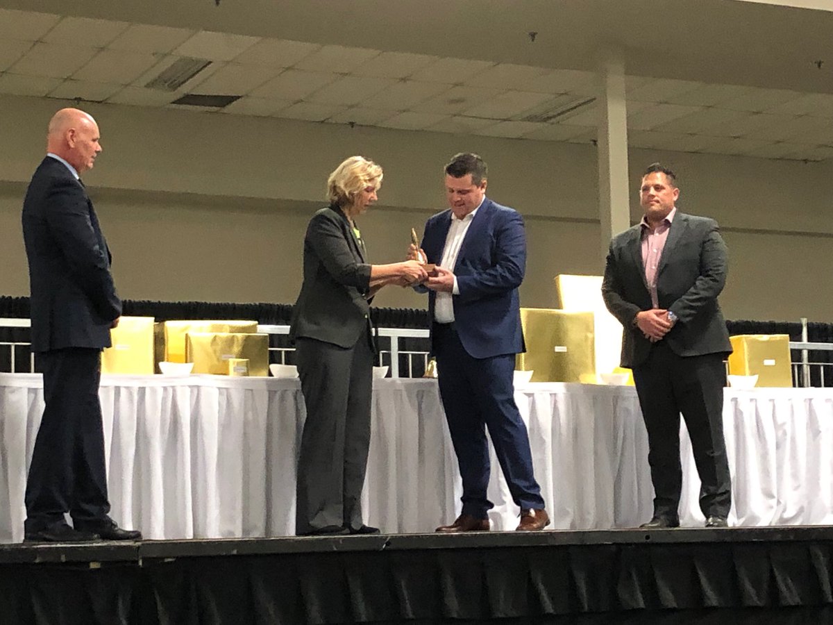 DellaMurphyRus's tweet photo. Thank you Scottsville Group for your generous donation to Red Deer Public Schools ⁦@rdpschools⁩ #RecNight2018 https://t.co/1BykeT9OwR