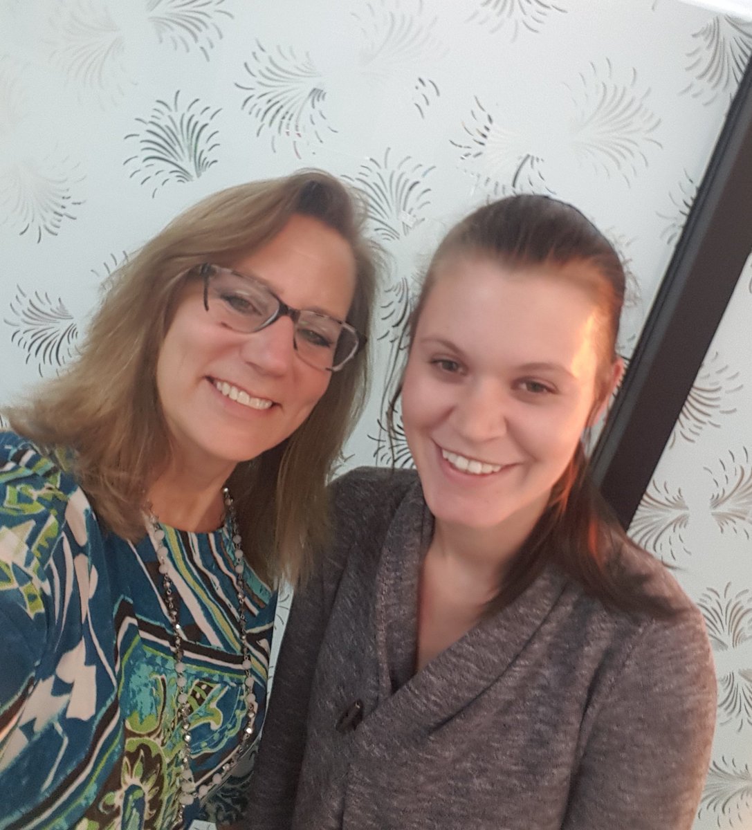 DebNovakGard's tweet photo. Working on #PuttingPeopletoWork at the #ManpowerLebanonMO office today! Alexis says "Hi" Nancy! @TalentProfiler #DaywithDeb https://t.co/NKB3HAKobl
