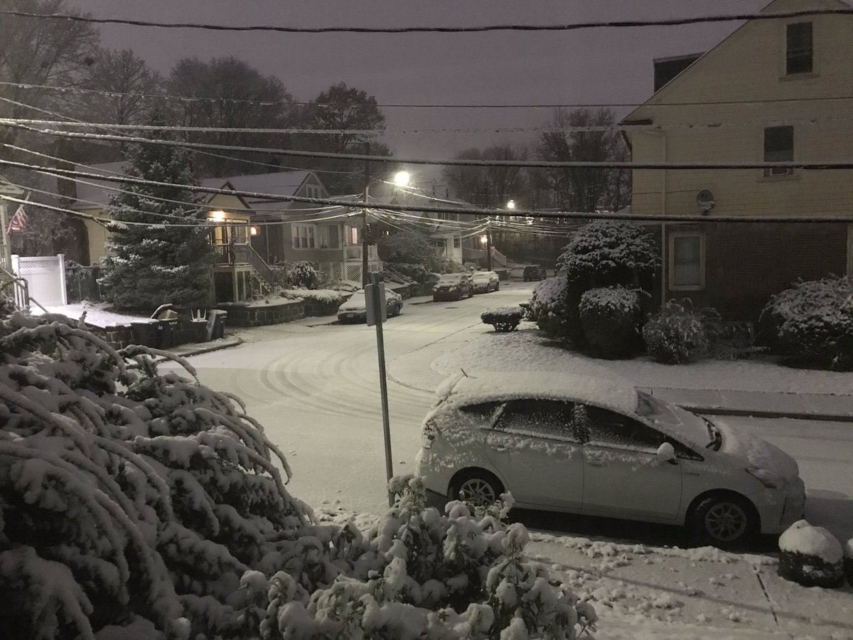 AdamKoslen's tweet photo. 1st snow in #Boston! ❄️⛄️ #mawx https://t.co/m9k7vrAlzq