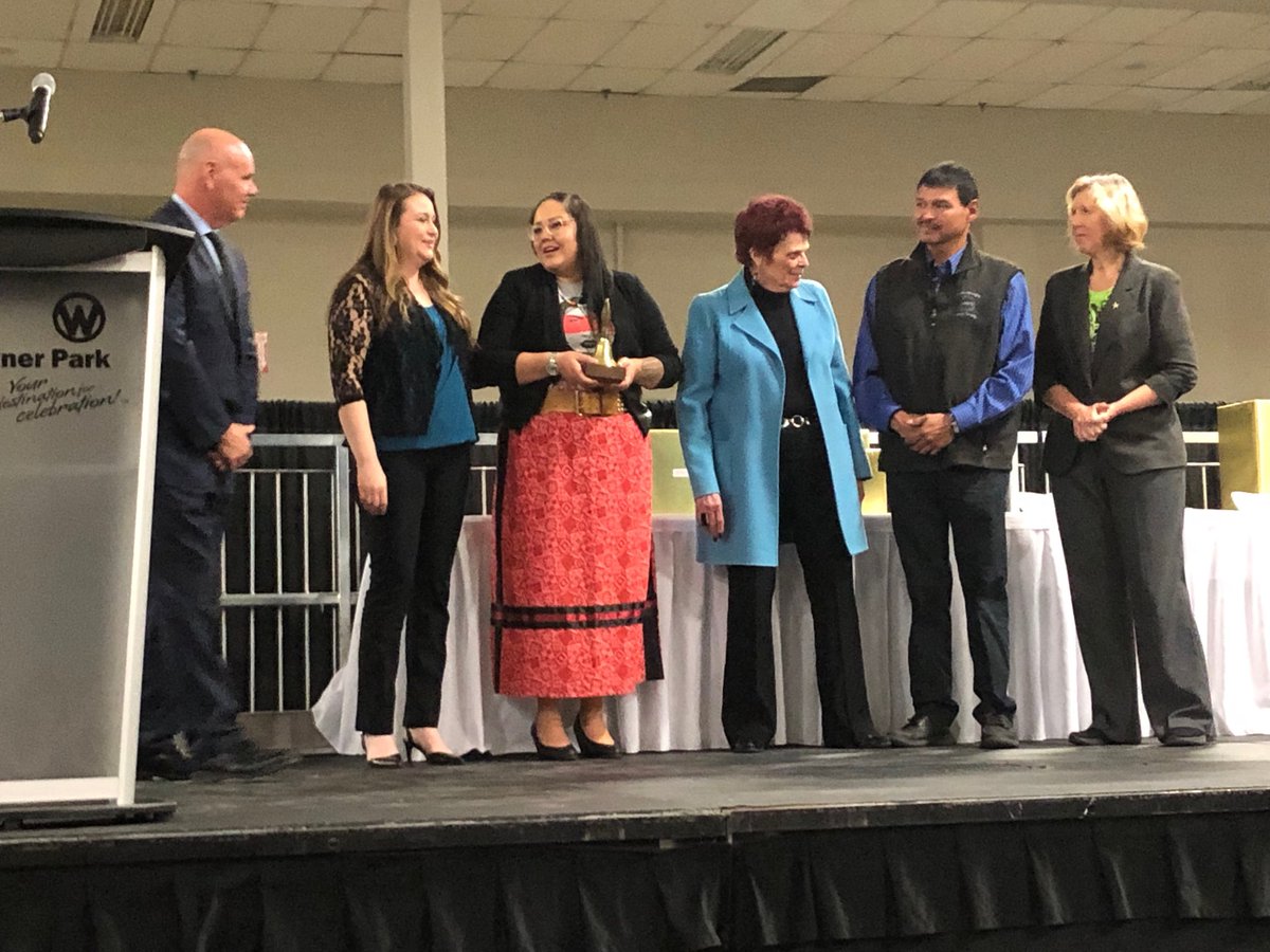 DellaMurphyRus's tweet photo. Thank you to the Red Deer Native Friendship Society for being great partners with Red Deer Public Schools ⁦@rdpschools⁩ #RecNight2018 https://t.co/mTcLwijAAn