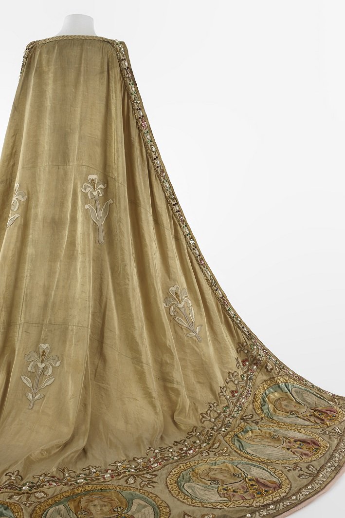 unilibrary's tweet image. Next Thu 12pm @GraingerMuseum: award-winning costume &amp;amp; set designer, Anna Cordingley talks costume design for opera &amp;amp; its evolution since Dame Nellie Melba stormed the world scene. Free bookings here →  go.unimelb.edu.au/hvg6
 #ObjectsOfFame