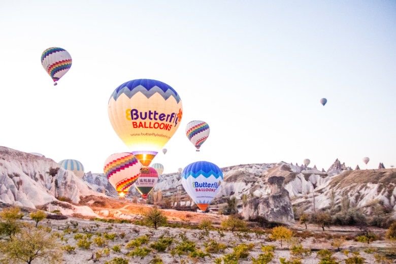 HavClothWilTrav's tweet photo. Roughly 100 hot air balloons take to the skies every morning (weather permitting) in #Cappadocia, Turkey. It's incredible! This #blog post is sharing my experience riding with #ButterflyBalloons // https://t.co/o1RFeUUGWf @BBlogRT @LovingBlogs #travel #hotairballoons #turkey https://t.co/bmmT6fLA4Q