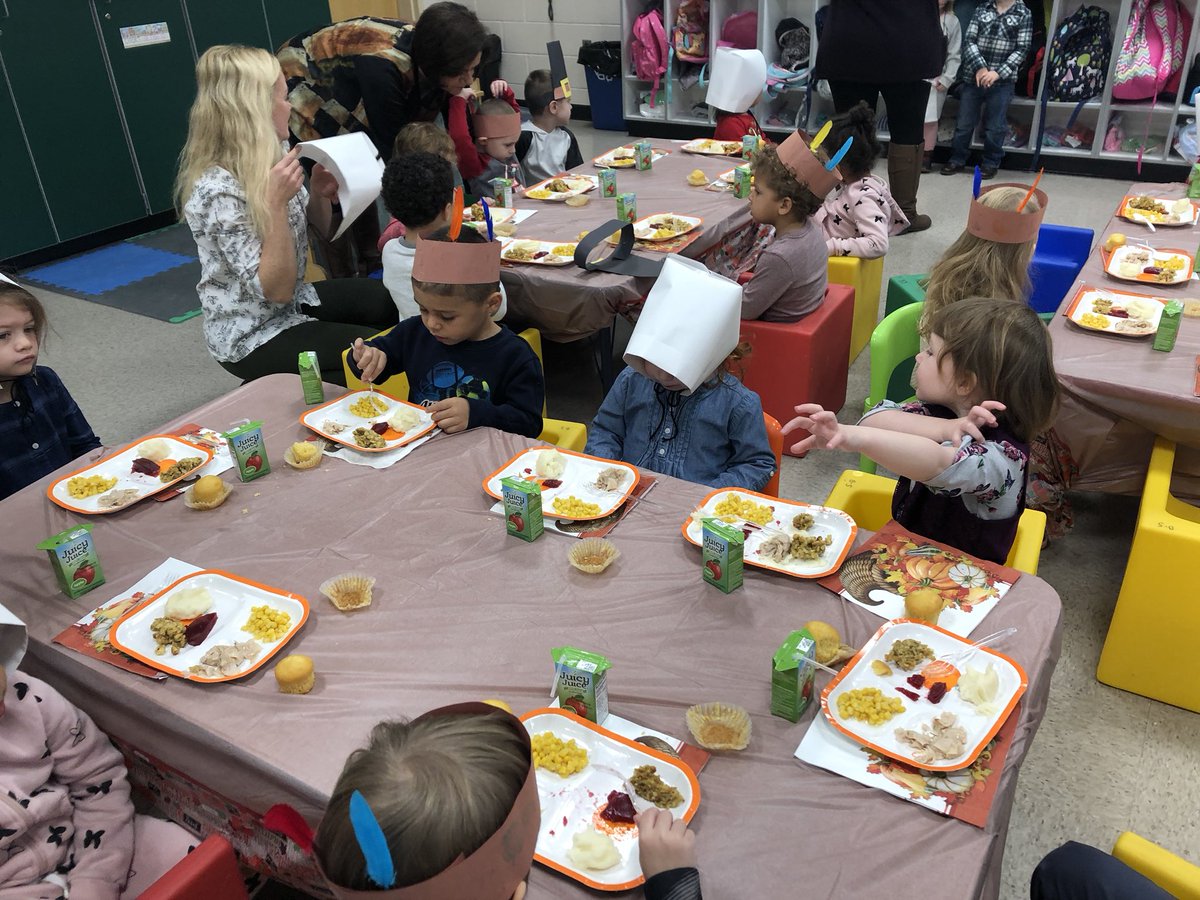 OVELEM's tweet photo. Thanksgiving feast with Mrs. Lex &amp; Mrs. Cross’ students 🦃 #thankful #TeamOakview @mrscrossOV https://t.co/QsV7hzDWOS