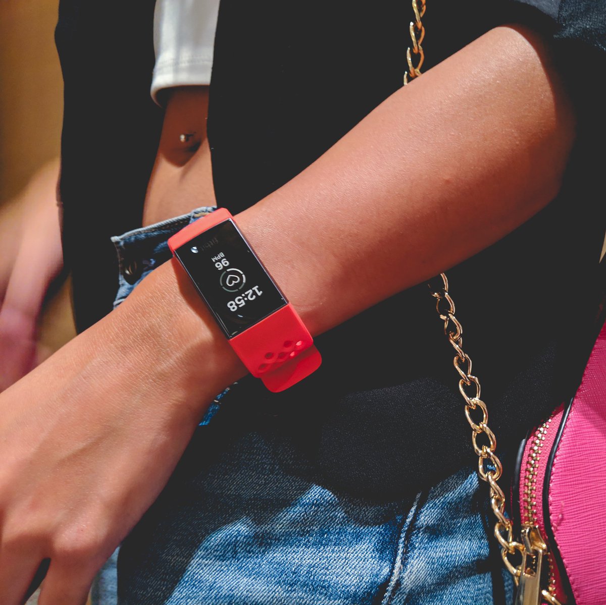 isadoes_'s tweet photo. The new #FitbitCharge3 straps are looking ๐ So many choices!
Review on @fitbit's newest health tracker will be up on @hergadgetmatch soon ๐
#Fitbitph #fitbit #health https://t.co/OaD5bM6P7A