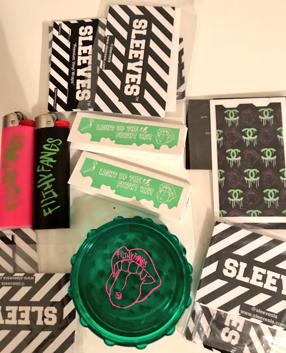 desdelioncourt's tweet photo. B, I ONLY ORDERED A LIGHTER BC MY PINK ONE GOT LOST & YOU GIMME ALL DIS I FUCKING LOVEEEEE YOUUUUUU!!!! โค๏ธโค๏ธโค๏ธโค๏ธโค๏ธโค๏ธ @bellathorne #FilthyFangs https://t.co/59h2ipSJB2