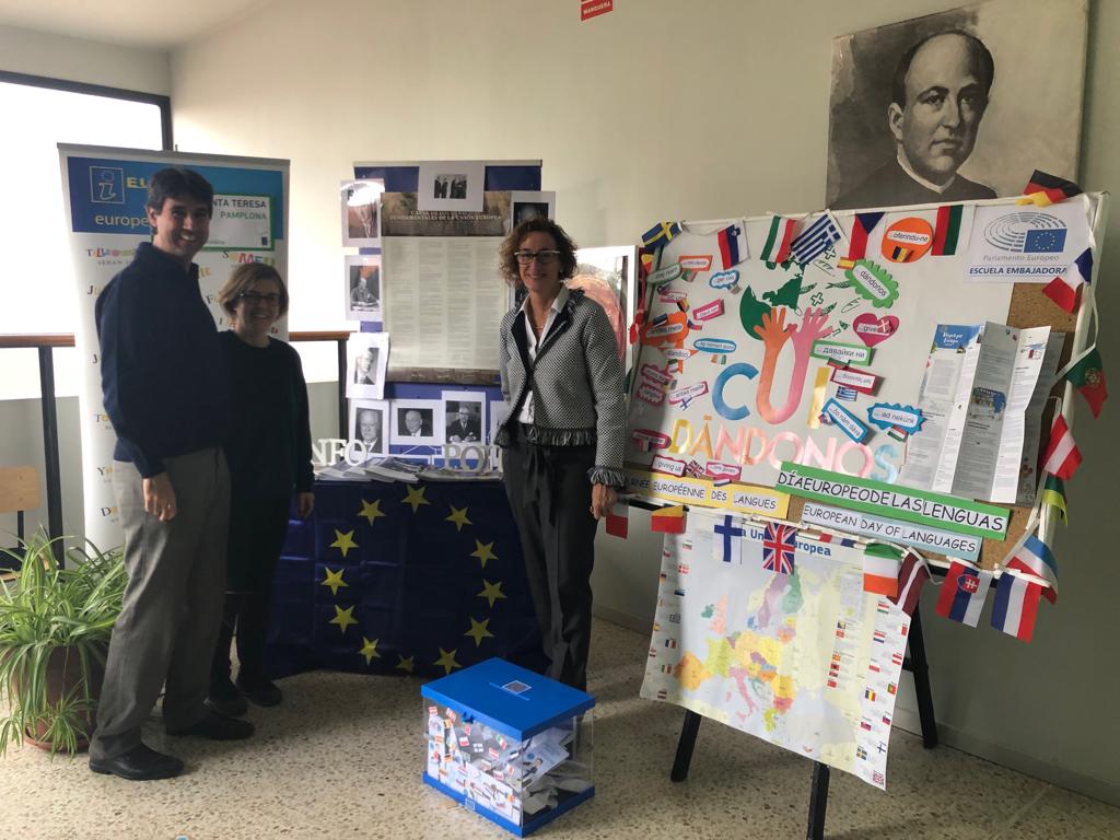 teresianaspampl's tweet photo. Implicados como Escuela Embajadora del  Parlamento Europeo, hemos inaugurado el nuevo Infopoint de @teresianaspampl acompañados por Oliver Soto, coordinador del programa de EEPE en Madrid. ¡Nuestros Junior Ambassadors ya están calentando motores...!! https://t.co/GhveHj2i9l