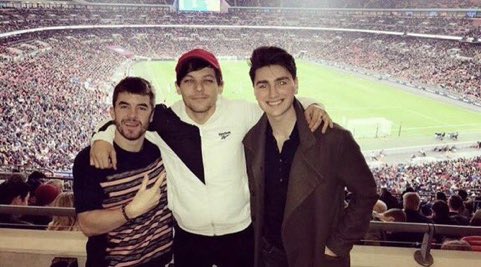 HSDailyNew's tweet image. Louis junto a @brendan_m96 y a @AntArtist89 en un partido de futbol el día de hoy! 

The #LTTeam is so powerful😍