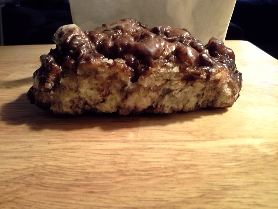 MariahRoseStory's tweet photo. Had a blueberry fritter for breakfast a little while back. My older brother promised he would get me one since he knows how much I love blueberries. He kept his promise. So yummy! #donut #blueberry #blueberryfritter #fritter #breakfast #promise #keptpromise #milk https://t.co/LIFizCWtBh