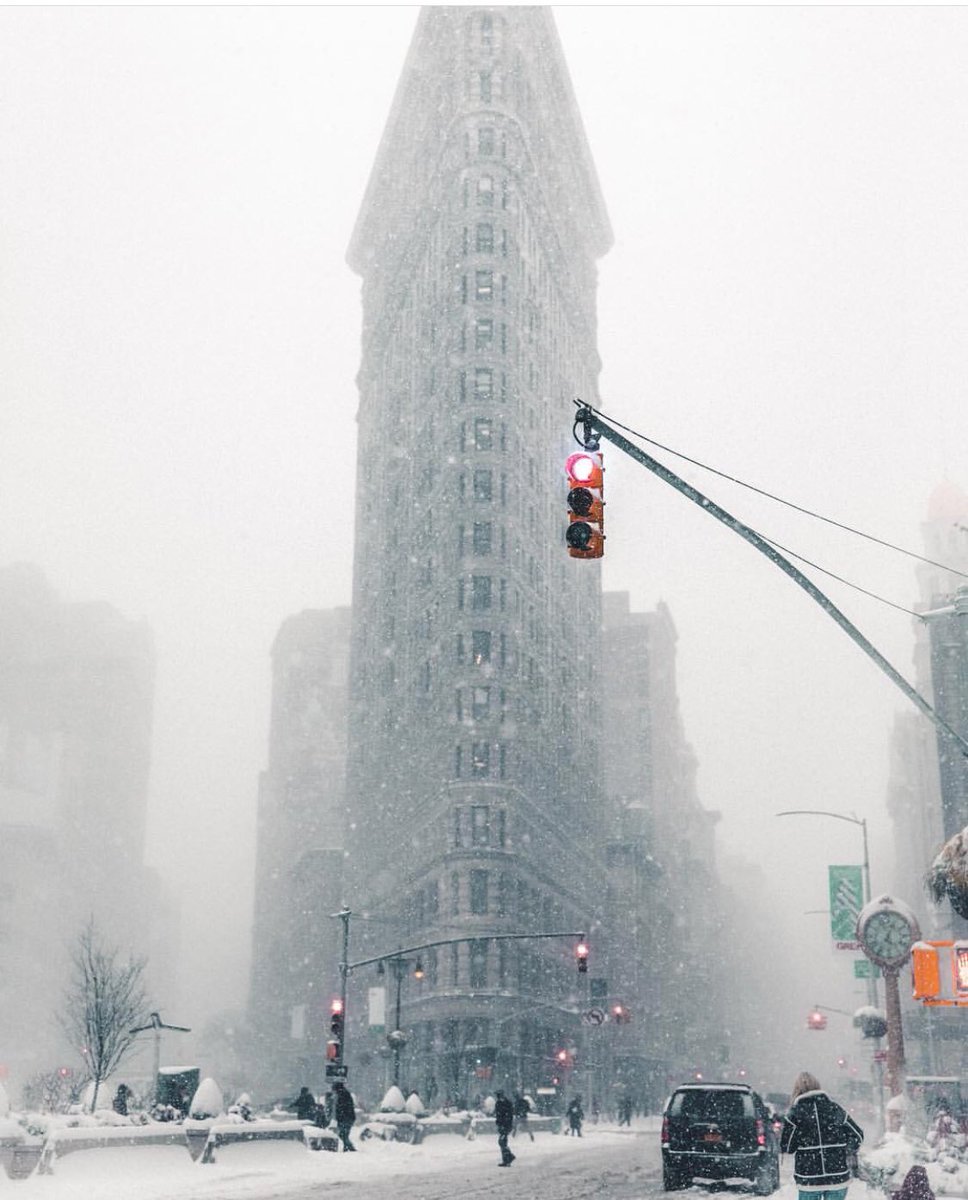 GossipRoomOff's tweet photo. Les premiers flocons de neige sont là à New York 😍🗽❄️ https://t.co/qvcznbN30O