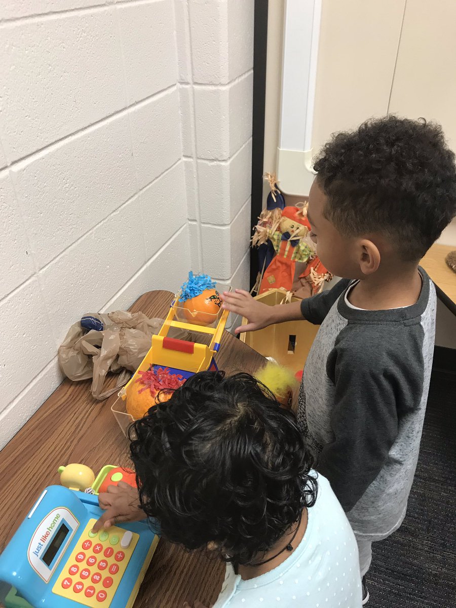 HeatherDykes589's tweet photo. PALS is getting into STEM with weighing pumpkins today! #KISDTeamSpEdP2P #KleinSLPs #STEM #EarlyChildhood @KarlaD_SLP @kirstenallman https://t.co/jwQRo04loL