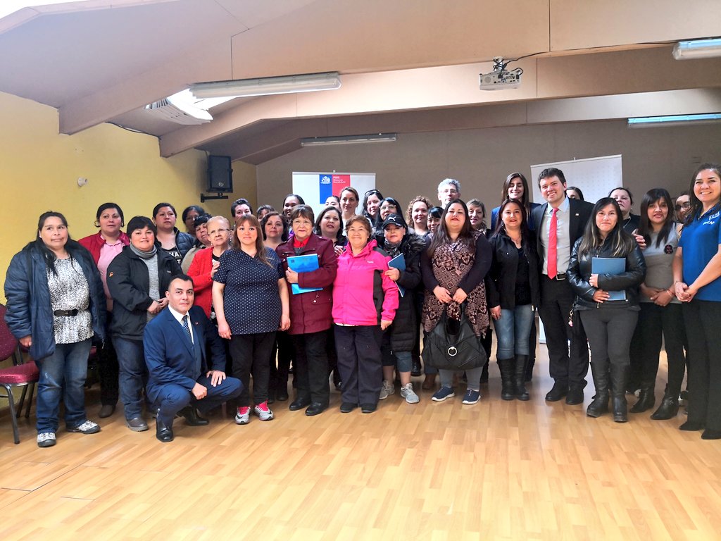 MDSMagallanes's tweet photo. Nuestra Seremi @CasanuevaLiz participando del Encuentro de Mujeres Emprendedoras junto al Director de @FOSIS_Chile @fbettancourt y el Director Regional de @FOSIS_Mag en el centro de capacitaciones #Educap #Puq #ChileLoHacemosTodos 💪🏻 @dsocial_gob @amorenocharme @sebastianpinera https://t.co/ytcPZgeI3k