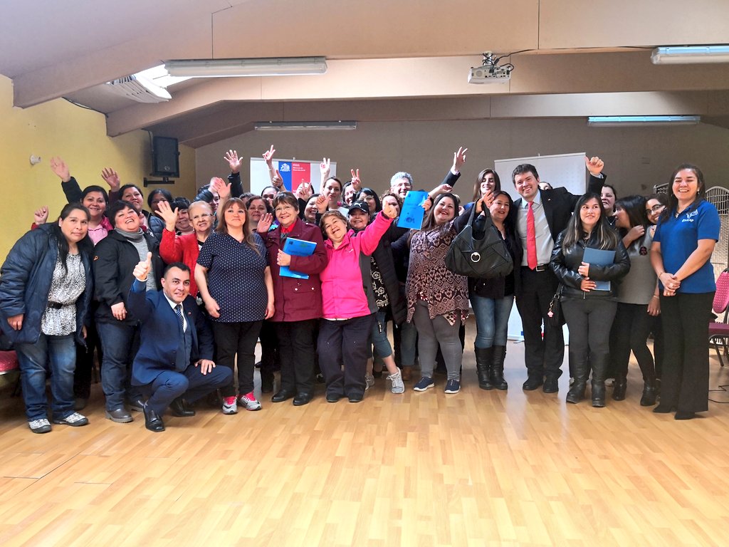 MDSMagallanes's tweet photo. Nuestra Seremi @CasanuevaLiz participando del Encuentro de Mujeres Emprendedoras junto al Director de @FOSIS_Chile @fbettancourt y el Director Regional de @FOSIS_Mag en el centro de capacitaciones #Educap #Puq #ChileLoHacemosTodos 💪🏻 @dsocial_gob @amorenocharme @sebastianpinera https://t.co/ytcPZgeI3k