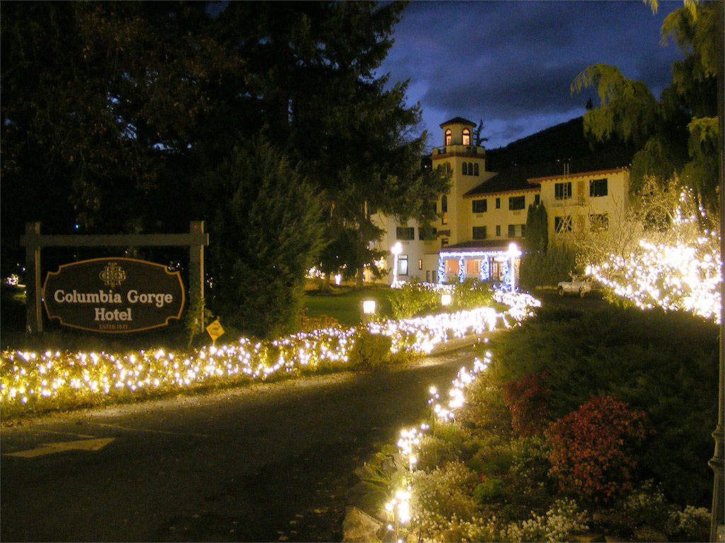 SimonAtCGH's tweet image. On Saturday, Nov 24, the public is invited to join us at our Holiday Lighting Celebration! Complimentary cookies, hot drinks and Christmas caroling start at 6:00 pm.  At 6:30 pm our holiday lights go on and you're welcome to stroll our grounds! retweet! #holidays #ChristmasLights