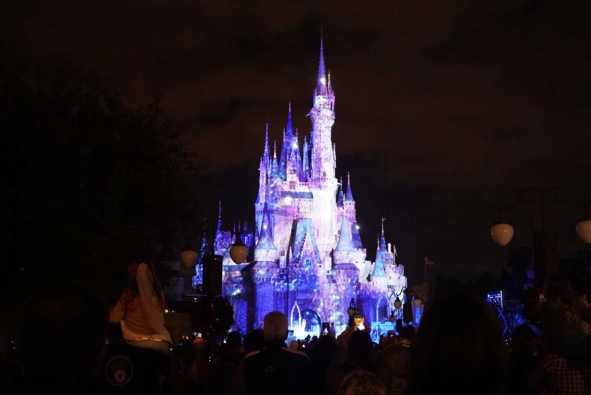 InsideTheMagic's tweet photo. Just finished watching Queen Elsa and Princess Anna light Cinderella Castle for “A Frozen Holiday Wish.” #VeryMery https://t.co/9cQBjDYSEf