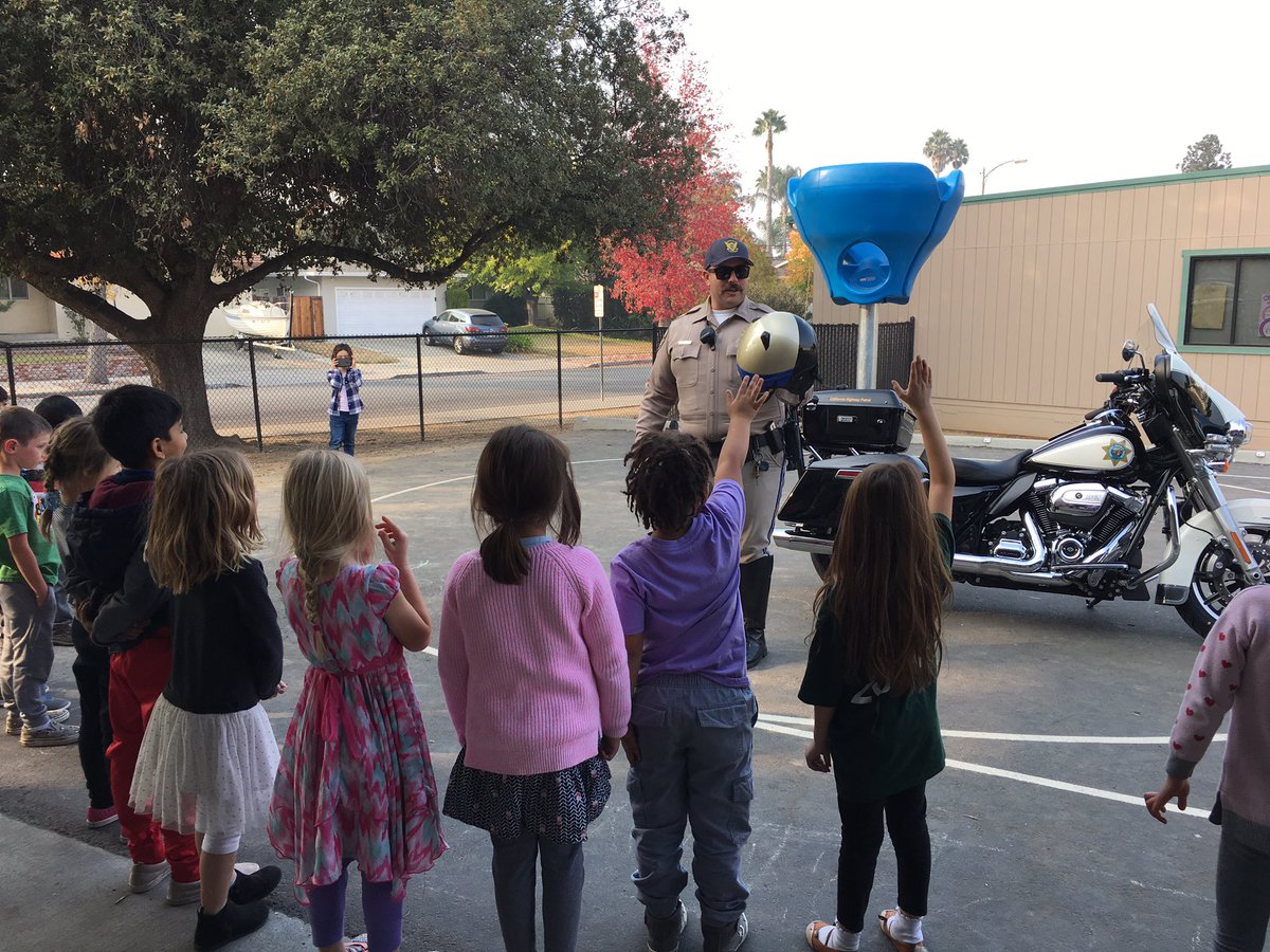 MrsSobers's tweet photo. Thank you Officer Sobers for coming to Oster Elementary School and talking to the kindergarteners about safety! @MrsBlomseth #osterpride #usdlearn @CHPSanJose https://t.co/0AnuDbW7lb