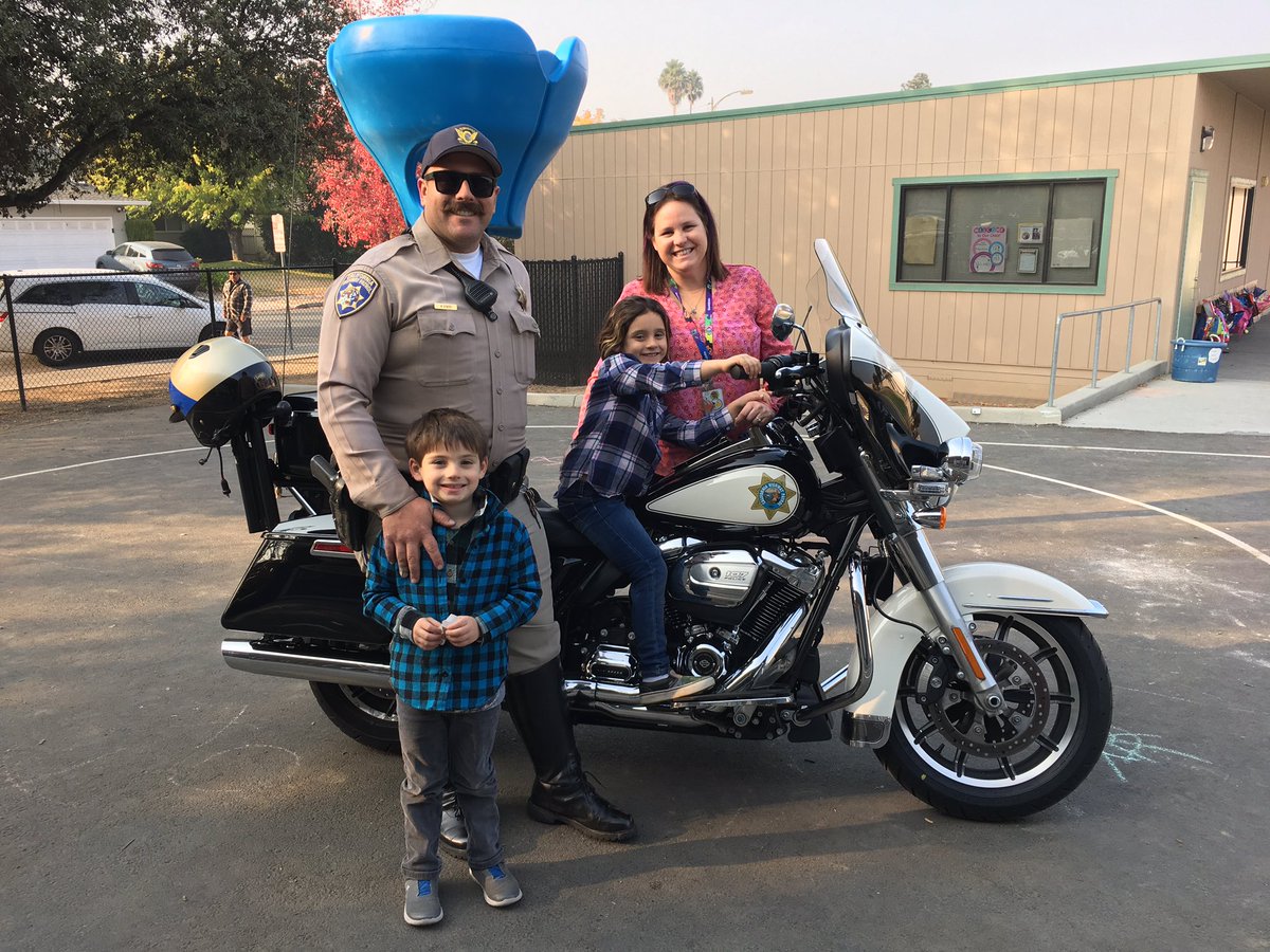 MrsSobers's tweet photo. Thank you Officer Sobers for coming to Oster Elementary School and talking to the kindergarteners about safety! @MrsBlomseth #osterpride #usdlearn @CHPSanJose https://t.co/0AnuDbW7lb