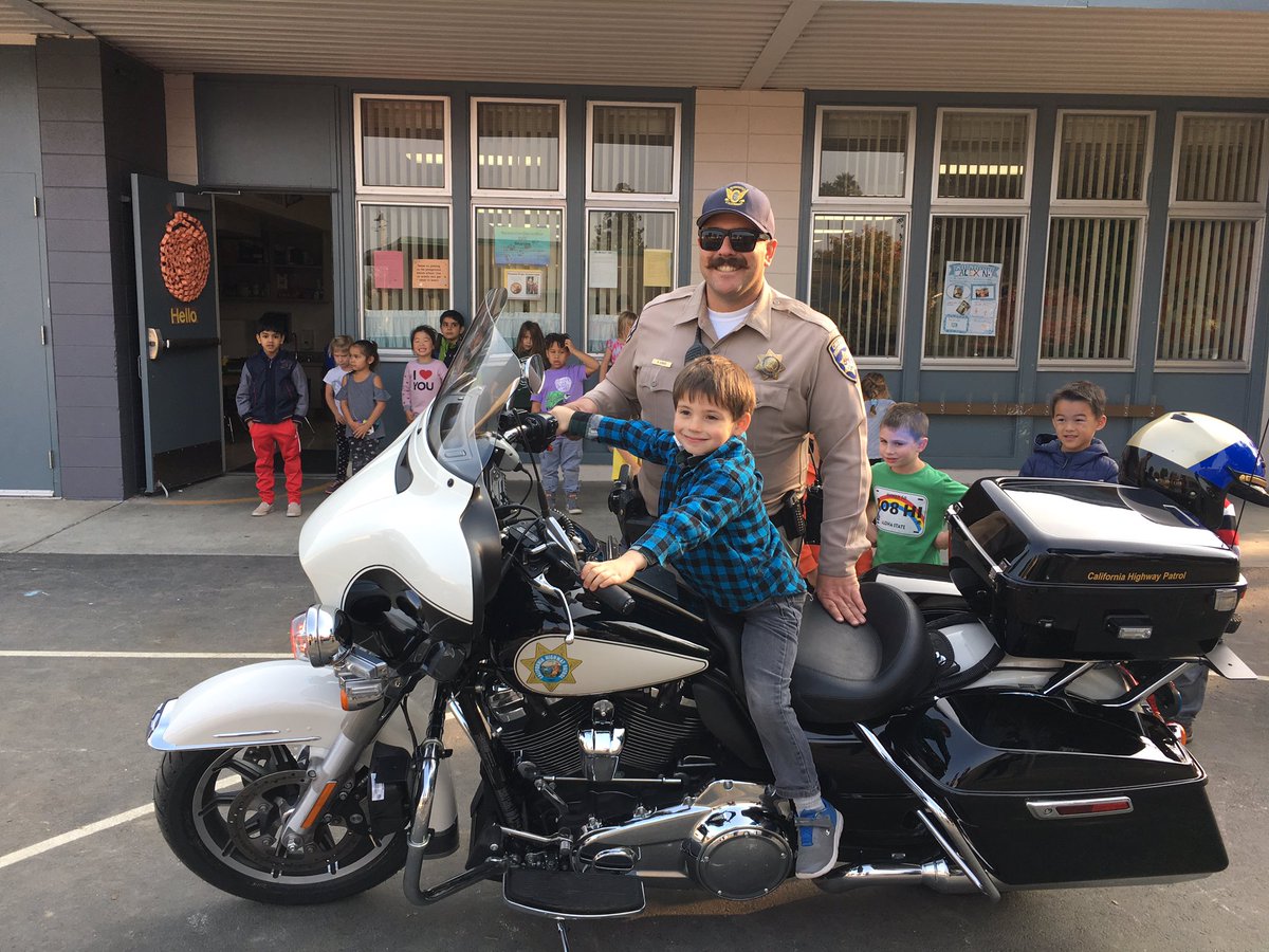 MrsSobers's tweet photo. Thank you Officer Sobers for coming to Oster Elementary School and talking to the kindergarteners about safety! @MrsBlomseth #osterpride #usdlearn @CHPSanJose https://t.co/0AnuDbW7lb