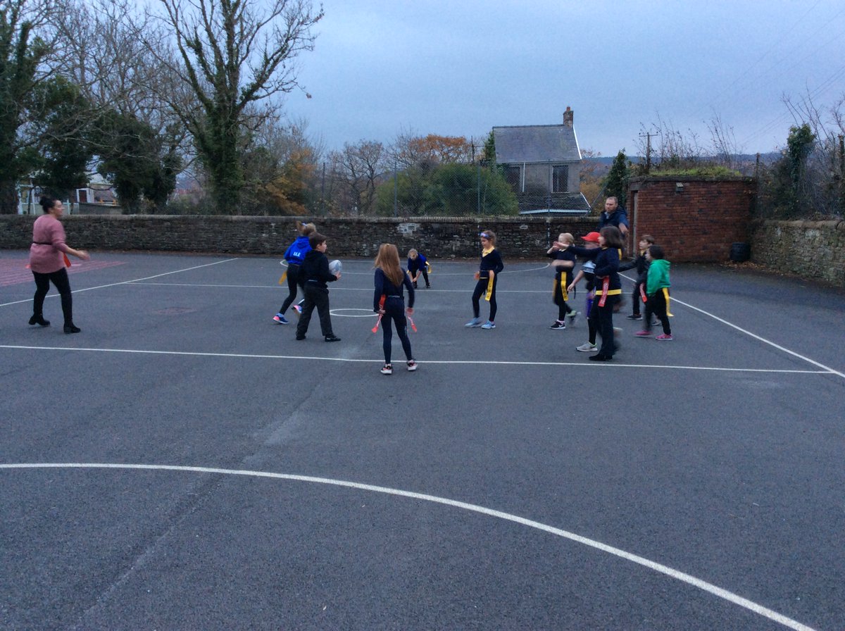 YsgolCarwe's tweet photo. Disgyblion yn mwynhau dawnsio a chwarae tag rygbi heno yng nghlwb yr Urdd @GwynfrynY @YsgolPonthenri #Urdd #SiarterIaithCCD https://t.co/HiOwJR7ash