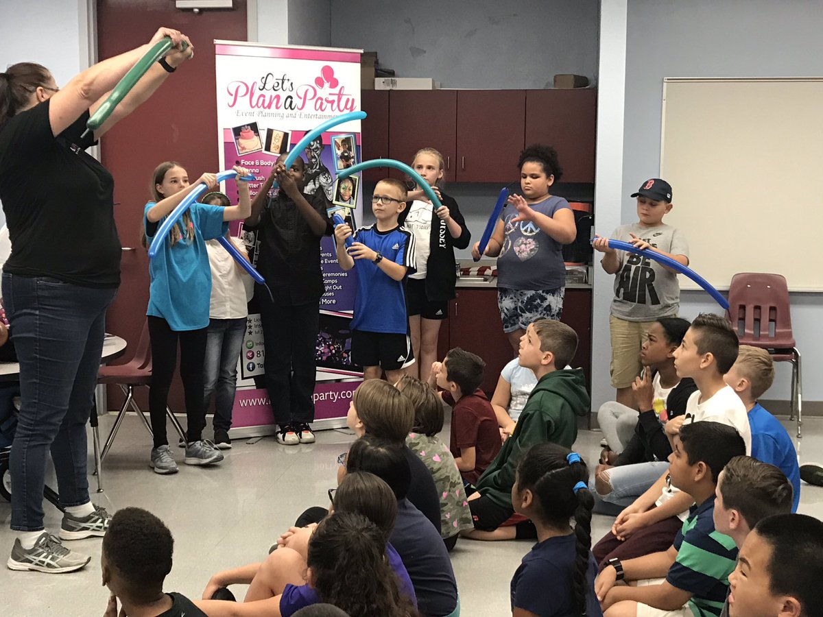 Agliano_SHES's tweet photo. #GATI2018 was a huge success! We ❤️ learning about the great professions in our community @DenhamOaks #DOES https://t.co/yBrdT6iXkM