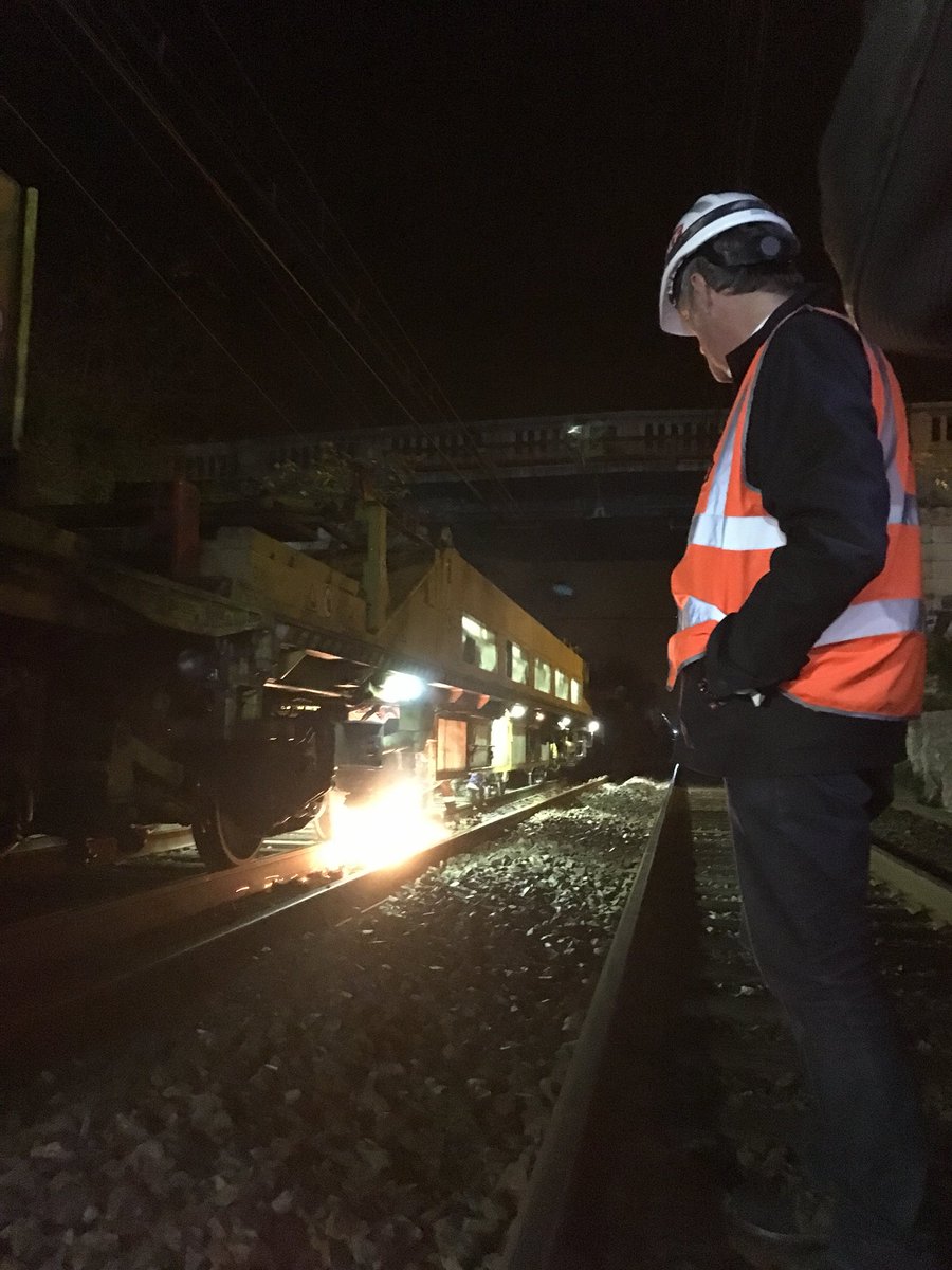 DurandValrie2's tweet photo. Tournée sur le #train usine qui modernise la voie#ferrée entre Nîmes et Montpellier / découverte des #élus @GibelinLuc @Saurel_P https://t.co/O4hfuKjUFr