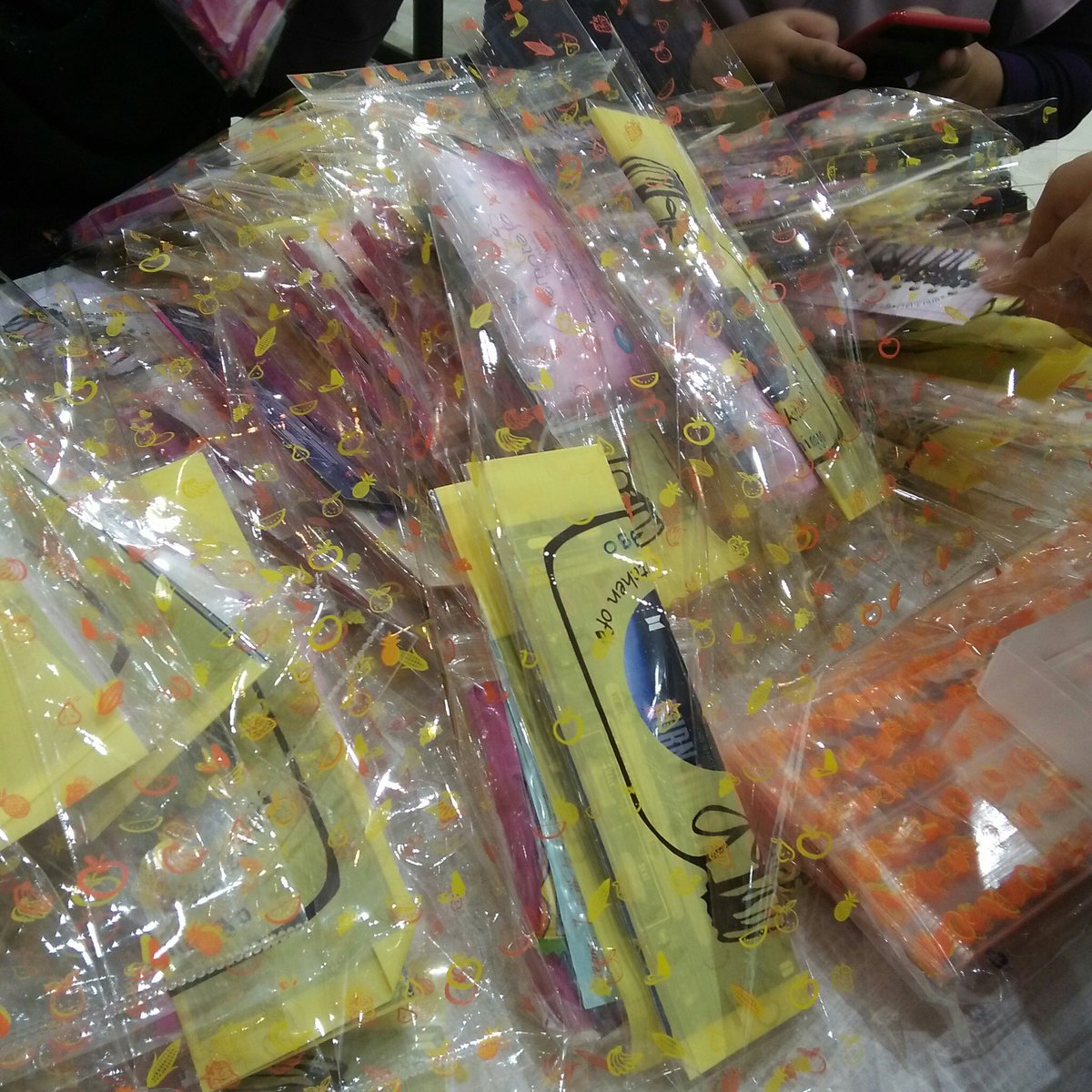 lemoniemonie's tweet photo. Thanks a lot for everyone 💜💖, #JBTSsquad and all joho armys, thou i was really dissapointed that i can't give the hand banners yesterday the hype is really amazing, and hey lets meet again coz i need to distribute all the hand banners wey hahahaha 💜💜💜 https://t.co/kjceRjOjcW