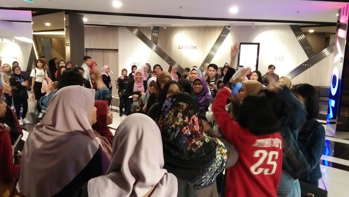 lemoniemonie's tweet photo. Thanks a lot for everyone 💜💖, #JBTSsquad and all joho armys, thou i was really dissapointed that i can't give the hand banners yesterday the hype is really amazing, and hey lets meet again coz i need to distribute all the hand banners wey hahahaha 💜💜💜 https://t.co/kjceRjOjcW