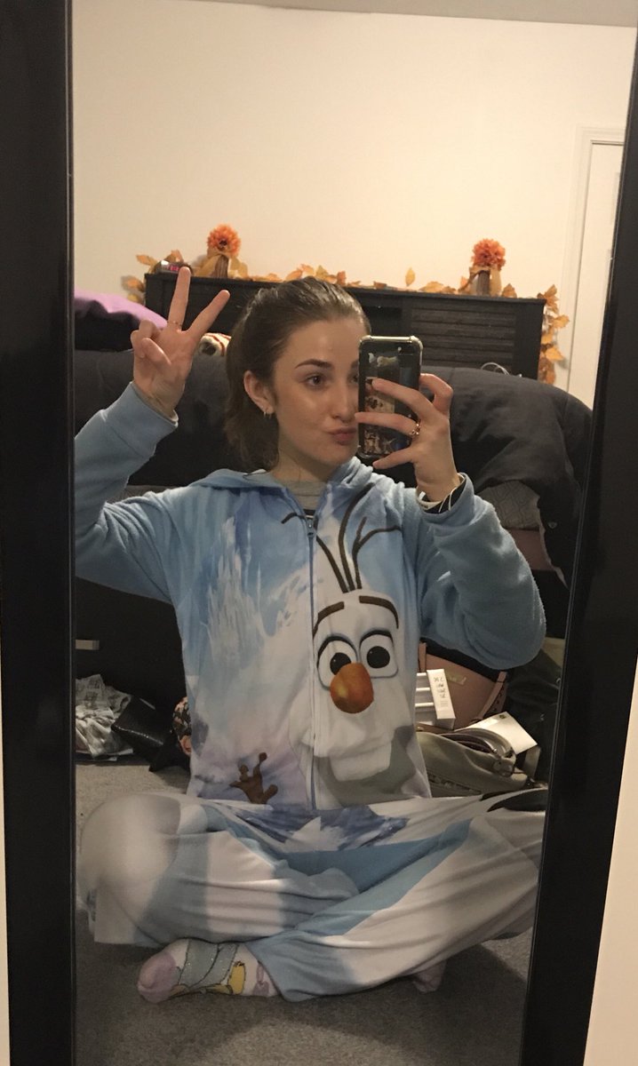 TorieMarie4's tweet photo. Now the real question is, “ᴡʜᴏ ᴡᴏᴜʟᴅɴ'ᴛ ᴡᴀɴᴛ ᴛᴏ ᴡᴇᴀʀ ᴛʜɪs?” 😂

•
•

#SpiritWeek #SpiritWeek2018 #PajamaDay #pjday #Senior #SeniorNation #senior2019 #olaf #Onesie #OnePiece #comfy #cozy https://t.co/7z8gj5xkzw