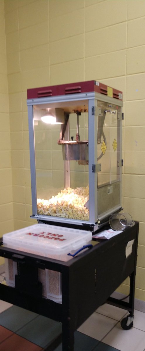 It's cold outside but the popcorn is HOT <a href="/hrznes/">Horizon Elementary</a> Harvest Fest tonight 5:30-7:30 <a href="/gashleylms/">Gina Ashley, NBCT</a>