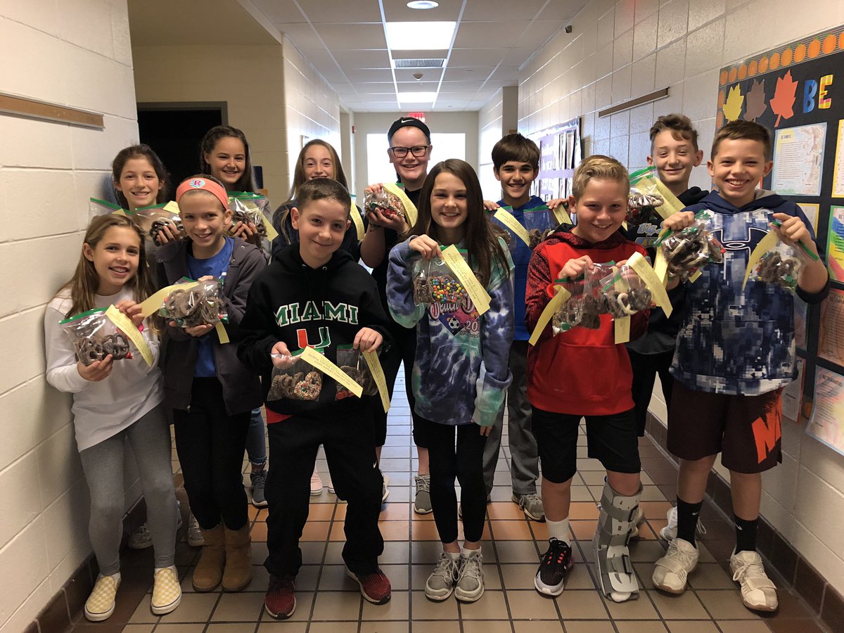RFerri11's tweet photo. Goodnoe Elementary loves our Support Staff on Support Staff Appreciation Day and EVERYDAY💙 @6thGoodnoe @N_Crawford1 https://t.co/avT7pFLZzo