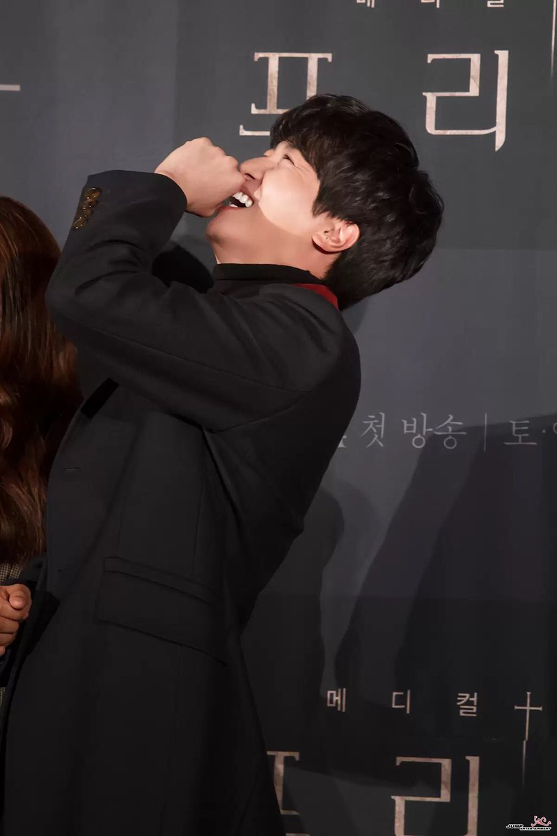 YeonWooJinINA's tweet photo. Jump Ent naver update 💕
#연우진 #YeonWooJin saat konferensi pers drama #프리스트 #Priest
Masih gemesin banget kelakuan mas ini, kasih kartu merah jangan? 😆 https://t.co/6RPm4sOJRA
