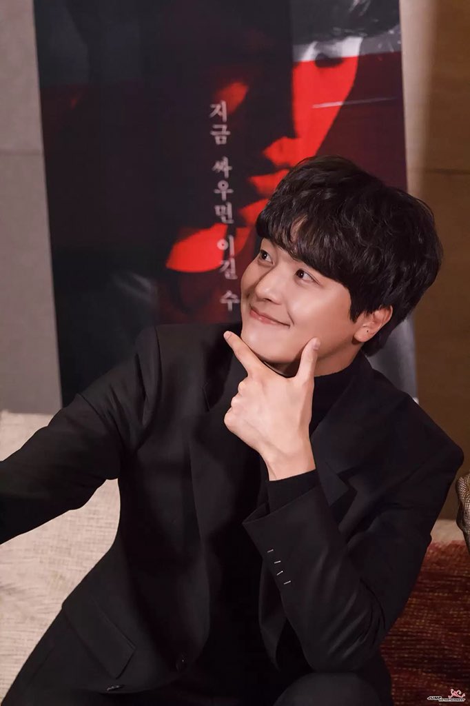 YeonWooJinINA's tweet photo. Jump Ent naver update 💕
#연우진 #YeonWooJin saat konferensi pers drama #프리스트 #Priest
Masih gemesin banget kelakuan mas ini, kasih kartu merah jangan? 😆 https://t.co/6RPm4sOJRA