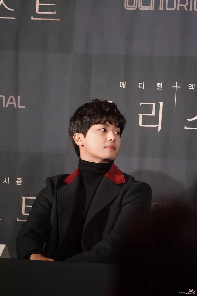 YeonWooJinINA's tweet photo. Jump Ent naver update 💕
#연우진 #YeonWooJin saat konferensi pers drama #프리스트 #Priest
Masih gemesin banget kelakuan mas ini, kasih kartu merah jangan? 😆 https://t.co/6RPm4sOJRA