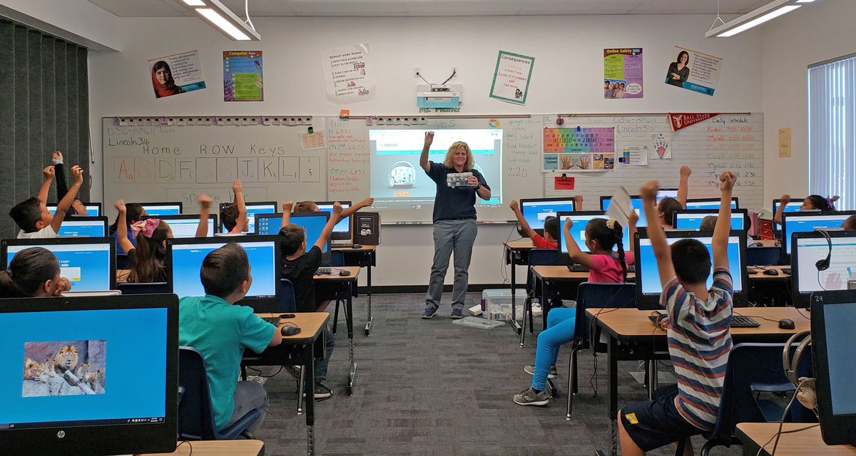 NaderHamda's tweet photo. Every year, @Ozobot participates in #HourofCode, a global initiative to reach millions of students in over 180 countries and introduce them to computer programming. This year, Ozobot Edu has donated over 200 Educator Entry Kits to the HoC giveaway. https://t.co/DLnmpgF3Kt https://t.co/gNNwVeqjsC