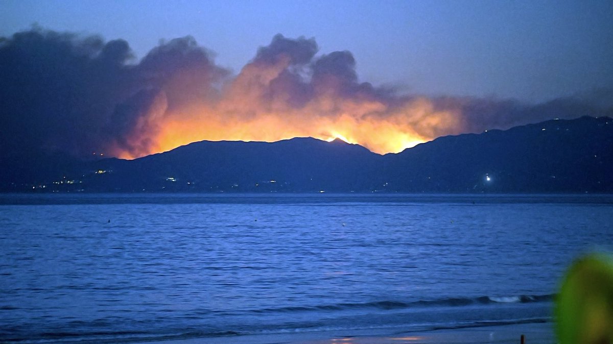 TonyToySays's tweet photo. @joerogan this what Malibu looked like Friday eve 5:30. Gnarly! https://t.co/34OJi3Tlh9